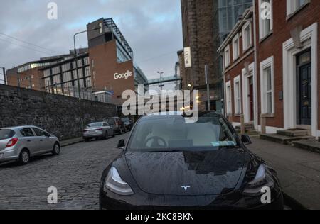 Blick auf ein Tesla-Auto, das in der Nähe eines Google-Gebäudes GRCQ1 in Dublins Canale Grande geparkt ist. Am Freitag, den 29. Januar 2021, in Dublin, Irland. 29. Januar 2021 in Dublin, Irland. (Foto von Artur Widak/NurPhoto) Stockfoto