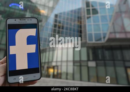 Das Facebook-Logo wird auf einem Mobiltelefon vor dem EMEA-Hauptsitz von Facebook auf dem Grand Canal Square in den Dublin Docklands angezeigt. Am Freitag, den 29. Januar 2021, in Dublin, Irland. (Foto von Artur Widak/NurPhoto) Stockfoto