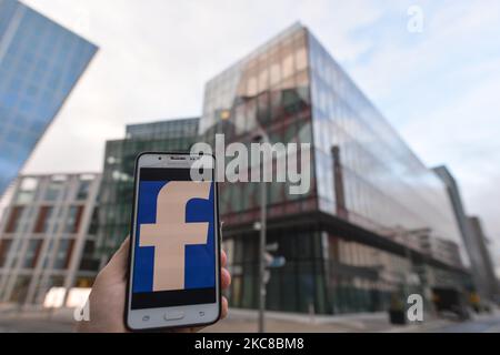 Das Facebook-Logo wird auf einem Mobiltelefon vor dem EMEA-Hauptsitz von Facebook auf dem Grand Canal Square in den Dublin Docklands angezeigt. Am Freitag, den 29. Januar 2021, in Dublin, Irland. (Foto von Artur Widak/NurPhoto) Stockfoto