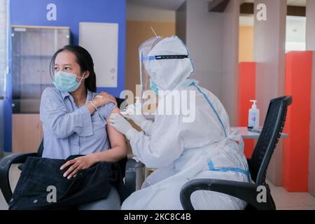 Insgesamt 35 von 566.000 Gesundheitshelfern in Indonesien wurden am 14. Januar 2021 im Udayana University Hospital, Bali, einer Covid-19-Impfung unterzogen. Derzeit wurden in Indonesien 18 Millionen Dosen Sinovac-Impfstoff stufenweise verabreicht: 1,2 Millionen Dosen am 6 2020. Dezember, 1,8 Millionen Dosen am 31. Dezember 2020 und 15 Millionen Dosen am 12. Januar 2021. (Foto von Keyza Widiatmika/NurPhoto) Stockfoto
