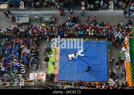 Zum Todestag von Mahatma Gandhi in Kalkutta wurde am 30. Januar 2021 ein Wrestling-Wettbewerb auf staatlicher Ebene organisiert, um junge und aufstrebende talentierte Wrestler aus der Stadt und dem Staat zu ermutigen. (Foto von Debarchan Chatterjee/NurPhoto) Stockfoto