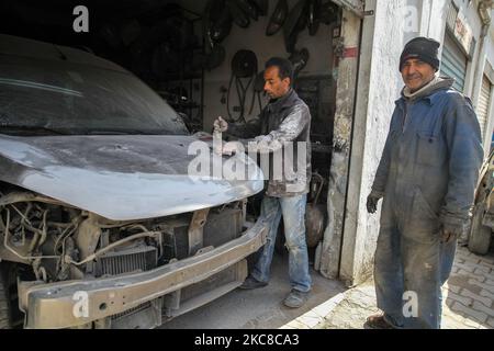 Ein Mechaniker, der in einer Werkstatt in einem schwierigen Viertel der beliebten Stadt Ettadhamen, einer der bevölkerungsreichsten Städte der Hauptstadt Tunis, eine Karosserie für neue Farben vorbereitet. Ettadhamen City, dessen Name „Solidarität“ bedeutet, wurde von den Wellen der internen Migration (Arme, Kleinbauern und Arbeitslose) gebildet, die Tunesien Anfang 1950s kennzeichneten. Die Jugend des Viertels spielte eine zentrale Rolle in der Revolution von 2011, die Präsident Zine el-Abidine Ben Ali stürzte. Seitdem hat sich die Situation verschlechtert: Prekarität, Armut, steigende Lebenshaltungskosten, Arbeitslosigkeit, Schulabbrecher, dr Stockfoto