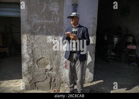 Ein Mann raucht eine Zigarette und trinkt seinen Kaffee in der Straße eines schwierigen Viertels der beliebten Stadt Ettadhamen, die zu den bevölkerungsreichsten Städten der Hauptstadt Tunis gehört. Ettadhamen City, dessen Name „Solidarität“ bedeutet, wurde von den Wellen der internen Migration (Arme, Kleinbauern und Arbeitslose) gebildet, die Tunesien Anfang 1950s kennzeichneten. Die Jugend des Viertels spielte eine zentrale Rolle in der Revolution von 2011, die Präsident Zine el-Abidine Ben Ali stürzte. Seitdem hat sich die Situation verschlechtert: Prekarität, Armut, steigende Lebenshaltungskosten, Arbeitslosigkeit, Schulabbrecher, dr Stockfoto