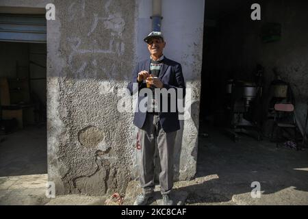 Ein Mann raucht eine Zigarette und trinkt seinen Kaffee in der Straße eines schwierigen Viertels der beliebten Stadt Ettadhamen, die zu den bevölkerungsreichsten Städten der Hauptstadt Tunis gehört. Ettadhamen City, dessen Name „Solidarität“ bedeutet, wurde von den Wellen der internen Migration (Arme, Kleinbauern und Arbeitslose) gebildet, die Tunesien Anfang 1950s kennzeichneten. Die Jugend des Viertels spielte eine zentrale Rolle in der Revolution von 2011, die Präsident Zine el-Abidine Ben Ali stürzte. Seitdem hat sich die Situation verschlechtert: Prekarität, Armut, steigende Lebenshaltungskosten, Arbeitslosigkeit, Schulabbrecher, dr Stockfoto