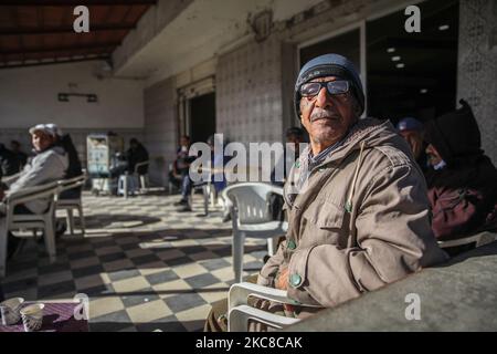 Ein älterer Mann posiert für Bilder in einem Café von Nobra, das eine schwierige Nachbarschaft der harten Viertel der beliebten Stadt Ettadhamen ist, eine der bevölkerungsreichsten Städte in Tunis, In einer regierungsfeindlichen protestmarsch auf die Straße in Richtung des parlamentsgebäudes in der Stadt Bardo in Tunis, um gegen die Brutalität der Polizei zu protestieren, Und die Freilassung von Jugendlichen zu fordern, die von der Bereitschaftspolizei während nächtlicher gewalttätiger Proteste, die Mitte Januar während mehr als einer Woche in der Stadt Ettadhamen und in mehreren Städten in Tunesien ausbrachen, verhaftet wurden. Ettadhamen City, dessen Name „solidarit Stockfoto