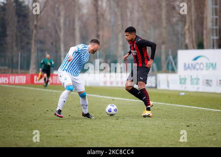 Jakub Cezary Iskra von SPAL und Emil Roback vom AC Mailand beim Primavera 1 Tim-Spiel zwischen AC Mailand U19 und SPAL U19 im Centro Sportivo Vismara am 30. Januar 2021 in Mailand, Italien (Foto von Alessandro Bremec/NurPhoto) Stockfoto