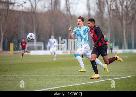 Patrik Peda von SPAL und Roback Emil vom AC Mailand beim Primavera 1 Tim-Spiel zwischen AC Mailand U19 und SPAL U19 im Centro Sportivo Vismara am 30. Januar 2021 in Mailand, Italien (Foto: Alessandro Bremec/NurPhoto) Stockfoto