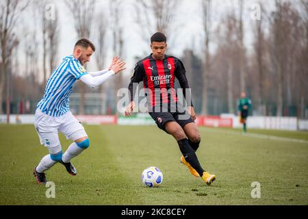 Jakub Cezary Iskra von SPAL und Emil Roback vom AC Mailand beim Primavera 1 Tim-Spiel zwischen AC Mailand U19 und SPAL U19 im Centro Sportivo Vismara am 30. Januar 2021 in Mailand, Italien (Foto von Alessandro Bremec/NurPhoto) Stockfoto