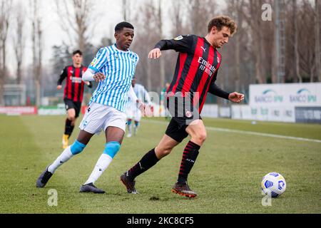 Luca Stanga vom AC Mailand und Christopher Attys vom SPAL beim Primavera 1 Tim-Spiel zwischen AC Mailand U19 und SPAL U19 im Centro Sportivo Vismara am 30. Januar 2021 in Mailand, Italien (Foto: Alessandro Bremec/NurPhoto) Stockfoto