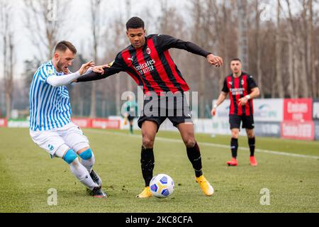 Jakub Cezary Iskra von SPAL und Emil Roback vom AC Mailand beim Primavera 1 Tim-Spiel zwischen AC Mailand U19 und SPAL U19 im Centro Sportivo Vismara am 30. Januar 2021 in Mailand, Italien (Foto von Alessandro Bremec/NurPhoto) Stockfoto