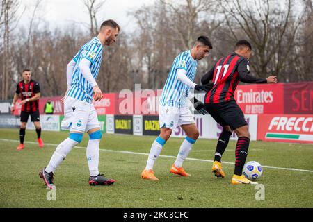 Jakub Cezary Iskra von SPAL und Emil Roback vom AC Mailand beim Primavera 1 Tim-Spiel zwischen AC Mailand U19 und SPAL U19 im Centro Sportivo Vismara am 30. Januar 2021 in Mailand, Italien (Foto von Alessandro Bremec/NurPhoto) Stockfoto