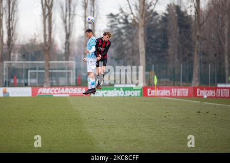 Jaume Cuellar Mendoza von SPAL und Luca Stanga vom AC Mailand beim Primavera 1 Tim-Spiel zwischen AC Mailand U19 und SPAL U19 am 30. Januar 2021 im Centro Sportivo Vismara in Mailand, Italien (Foto: Alessandro Bremec/NurPhoto) Stockfoto