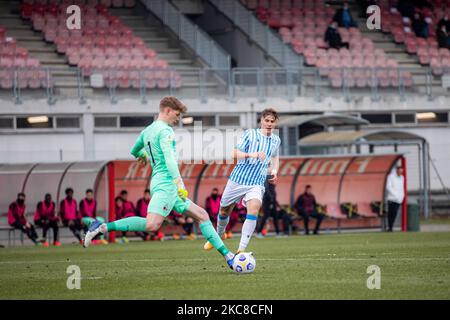 Andreas Jundgal vom AC Mailand und Alessio Pinotti von SPAL beim Primavera 1 Tim-Spiel zwischen AC Mailand U19 und SPAL U19 im Centro Sportivo Vismara am 30. Januar 2021 in Mailand, Italien (Foto: Alessandro Bremec/NurPhoto) Stockfoto