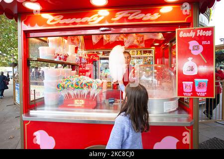 Junges Mädchen, das Zuckerwatte von Street Vender kauft. London, England Stockfoto