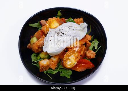 In einer Schüssel mit weißem Hintergrund Salat aus Erbgut oder Tomate und Burrata oder Mozzarella Stockfoto