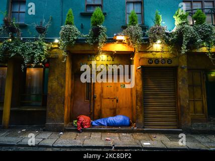 Ein rauer Schläfer, der am Eingang eines geschlossenen Molly Malones Pubs in Temple Bar, Dublin, während der Covid-19-Sperre auf Level 5 gesehen wurde. Am Samstag, den 30. Januar 2021, in Dublin, Irland. (Foto von Artur Widak/NurPhoto) Stockfoto