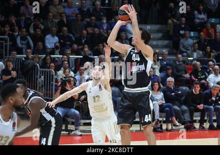 Bologna, Italien. 04.. November 2022. Milos Teodosic (Segafredo Virtus Bologna) wurde von Nando De Colo (LDLC Asvel Villeurbanne) während des Euroleague-Basketballturniersspiels Segafredo Virtus Bologna gegen den Sieg vereitelt. LDLC Asvel Villeurbanne - Bologna, 4. November 2022 im Paladozza Sport Palace Credit: Independent Photo Agency/Alamy Live News Stockfoto