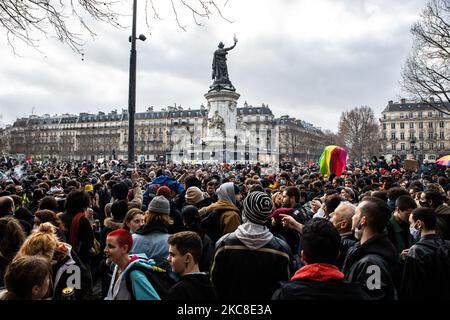 Am 30. Januar 2021 veranstalteten Menschen auf dem Platz der Republik in Paris, Frankreich, eine Rave-Party gegen das Globale Sicherheitsgesetz. (Foto von Jerome Gilles/NurPhoto) Stockfoto