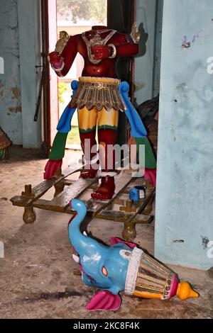 Frisch bemalte Holzfiguren trocknen im Arasadi Vinayagar Tempel (Arasadi Sithio Vinayagar Kovil) in Jaffna, Sri Lanka. Dieser Tempel ist Lord Ganesh gewidmet und ist für sein opulentes jährliches Wagenfest bekannt. (Foto von Creative Touch Imaging Ltd./NurPhoto) Stockfoto