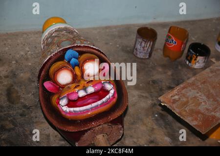 Frisch bemalter Kopf einer hölzernen Figur trocknet am Arasadi Vinayagar Tempel (Arasadi Sithi Vinayagar Kovil) in Jaffna, Sri Lanka. Dieser Tempel ist Lord Ganesh gewidmet und ist für sein opulentes jährliches Wagenfest bekannt. (Foto von Creative Touch Imaging Ltd./NurPhoto) Stockfoto