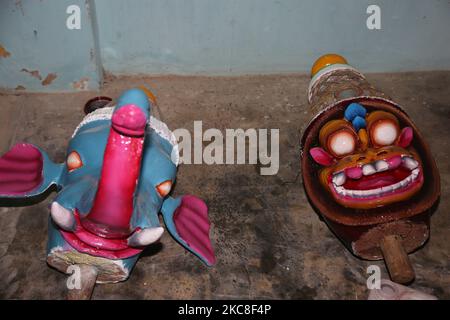 Frisch bemalte Köpfe einer hölzernen Figuren trocknen am Arasadi Vinayagar Tempel (Arasadi Sithi Vinayagar Kovil) in Jaffna, Sri Lanka. Dieser Tempel ist Lord Ganesh gewidmet und ist für sein opulentes jährliches Wagenfest bekannt. (Foto von Creative Touch Imaging Ltd./NurPhoto) Stockfoto