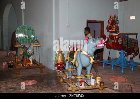 Frisch bemaltes Vahanam trocken am Arasadi Vinayagar Tempel (Arasadi Sithi Vinayagar Kovil) in Jaffna, Sri Lanka. Vahana (Vahanam) sind Tiere oder mythische Wesen, die als Träger hinduistischer Gottheiten verwendet werden. Das vahana wird oft als Berg der Gottheit bezeichnet. Dieser Tempel ist Lord Ganesh gewidmet und ist für sein opulentes jährliches Wagenfest bekannt. (Foto von Creative Touch Imaging Ltd./NurPhoto) Stockfoto