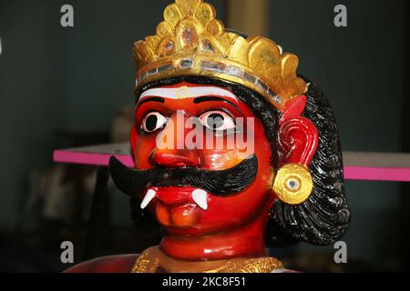 Frisch gemalte Figur des Dämons Sooran im Arasadi Vinayagar Tempel (Arasadi Sithio Vinayagar Kovil) in Jaffna, Sri Lanka. Die Figur wird in der kommenden Sooran Por Festival verwendet werden (auch als Sooran Poor, Sooran Porr, Soorasamharam, Surasamharam genannt) ist eine Nachstellung der Schlacht von Lord Murugan und Soorapathman. Der Legende nach besiegte Lord Murugan den Dämon Soorapathman (Sooran) und seine Armee mit der heiligen Vel (Lanze), die ihm von seiner Mutter gegeben wurde. Lord Murugan kämpfte sechs Tage lang, und am letzten Tag befreite er die Devas (Götter) von Asuras (Dämonen). Sooran Por wird an ce gehalten Stockfoto