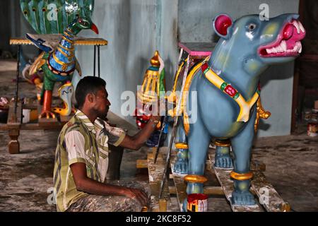 Artisan malt eine große Vahana einer Ratte den Arasadi Vinayagar Tempel (Arasadi Sithio Vinayagar Kovil) in Jaffna, Sri Lanka. Vahana (Vahanam) sind Tiere oder mythische Wesen, die als Träger hinduistischer Gottheiten verwendet werden. Das vahana wird oft als Berg der Gottheit bezeichnet. Dieser Tempel ist Lord Ganesh gewidmet und ist für sein opulentes jährliches Wagenfest bekannt. (Foto von Creative Touch Imaging Ltd./NurPhoto) Stockfoto