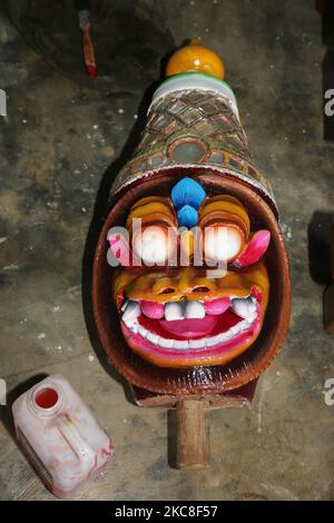 Frisch bemalter Kopf einer hölzernen Figur trocknet am Arasadi Vinayagar Tempel (Arasadi Sithi Vinayagar Kovil) in Jaffna, Sri Lanka. Dieser Tempel ist Lord Ganesh gewidmet und ist für sein opulentes jährliches Wagenfest bekannt. (Foto von Creative Touch Imaging Ltd./NurPhoto) Stockfoto