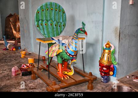 Frisch bemalte Vahana eines Pfaus trocknet am Arasadi Vinayagar Tempel (Arasadi Sithi Vinayagar Kovil) in Jaffna, Sri Lanka. Vahana (Vahanam) sind Tiere oder mythische Wesen, die als Träger hinduistischer Gottheiten verwendet werden. Das vahana wird oft als Berg der Gottheit bezeichnet. Dieser Tempel ist Lord Ganesh gewidmet und ist für sein opulentes jährliches Wagenfest bekannt. (Foto von Creative Touch Imaging Ltd./NurPhoto) Stockfoto