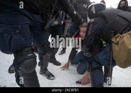 Polizeibeamte der Bereitschaftspolizei verhaften einen Mann während einer Kundgebung zur Unterstützung des inhaftierten russischen Oppositionsführers Alexej Nawalny in Sankt Petersburg, Russland. SANKT PETERSBURG - JANUAR 31 (Foto von Anatolij Medved/NurPhoto) Stockfoto