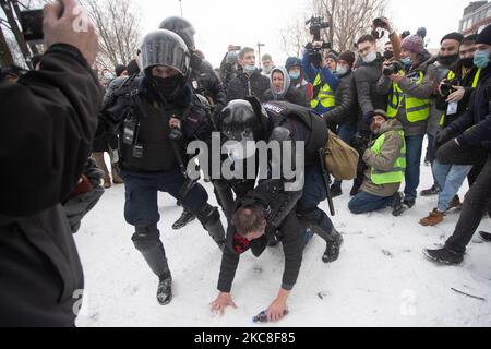 Polizeibeamte der Bereitschaftspolizei verhaften einen Mann während einer Kundgebung zur Unterstützung des inhaftierten russischen Oppositionsführers Alexej Nawalny in Sankt Petersburg, Russland. SANKT PETERSBURG - JANUAR 31 (Foto von Anatolij Medved/NurPhoto) Stockfoto