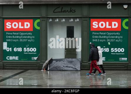 Menschen, die neben einem Zelt für Obdachlose gehen, gesehen vor dem Clarks-Laden in der O'Connell Street in Dublin während der Covid-19-Sperre auf Level 5. Am Sonntag, den 31. Januar 2021, in Dublin, Irland. (Foto von Artur Widak/NurPhoto) Stockfoto