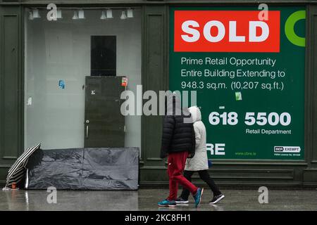 Menschen, die neben einem Zelt für Obdachlose gehen, gesehen vor dem Clarks-Laden in der O'Connell Street in Dublin während der Covid-19-Sperre auf Level 5. Am Sonntag, den 31. Januar 2021, in Dublin, Irland. (Foto von Artur Widak/NurPhoto) Stockfoto