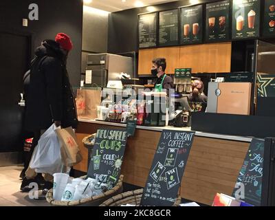 Mitarbeiter mit Gesichtsmaske bei Starbucks während der neuartigen Coronavirus-Pandemie (COVID-19) am 29. Oktober 2020 in Toronto, Ontario, Kanada. Die Stadt Toronto meldete heute 420 neue COVID-19-Fälle und stellte damit einen neuen Tagesrekord für die täglichen Fälle auf, die in einem Zeitraum von 24 Stunden seit Beginn der Pandemie gemeldet wurden. (Foto von Creative Touch Imaging Ltd./NurPhoto) Stockfoto