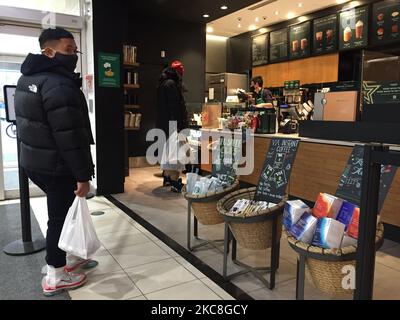 Popel trägt Gesichtsmasken bei einem Starbucks während der neuartigen Coronavirus-Pandemie (COVID-19) am 29. Oktober 2020 in Toronto, Ontario, Kanada. Die Stadt Toronto meldete heute 420 neue COVID-19-Fälle und stellte damit einen neuen Tagesrekord für die täglichen Fälle auf, die in einem Zeitraum von 24 Stunden seit Beginn der Pandemie gemeldet wurden. (Foto von Creative Touch Imaging Ltd./NurPhoto) Stockfoto