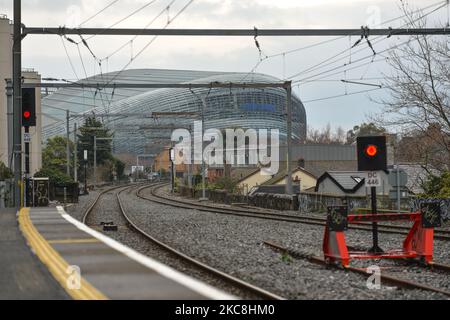 Ein Blick auf das Aviva Stadium in Dublin von einem leeren Bahnhof am Grand Canal Dock während der Covid-19-Sperre auf Ebene 5. Am Montag, den 1. Februar 2021, in Dublin, Irland. (Foto von Artur Widak/NurPhoto) Stockfoto