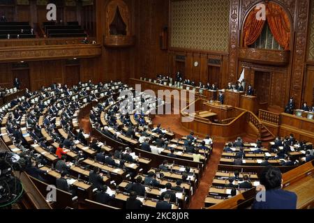 Blick auf eine Debatte, die am 1. Februar 2021 im japanischen Unterhaus in Tokio, Japan, über die Gesetzesvorlagen zur Einführung von Bußgeldern für Menschen und Unternehmen abgehalten wurde, die die Maßnahmen des Landes zur Einhalt-ung der Ausbreitung des Coronavirus nicht einhalten. (Foto von Jinhee Lee/NurPhoto) Stockfoto