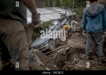 Ein Mann, der am 1. Februar 2021 in San Jose de Maipo, Chile, Schlamm aus seinem Auto räumte. Die kleine Stadt San Alfonso wurde vollständig zerstört, nachdem sie von dem Sturm getroffen wurde, der den zentralen Teil des Landes traf. (Foto von Felsnase Figueroa/Nurphoto) Stockfoto