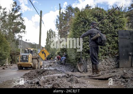 Arbeiter, die das Gebiet einen Tag nach einem Schlammlawinen inspizieren, haben am 1. Februar 2021 eine Strecke in San Jose de Maipo, Chile, getroffen. Die kleine Stadt San Alfonso wurde vollständig zerstört, nachdem sie von dem Sturm getroffen wurde, der den zentralen Teil des Landes traf. (Foto von Felsnase Figueroa/Nurphoto) Stockfoto