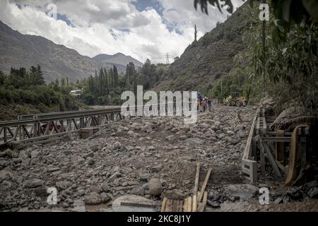 Arbeiter, die das Gebiet einen Tag nach einem Schlammlawinen inspizieren, haben am 1. Februar 2021 eine Strecke in San Jose de Maipo, Chile, getroffen. Die kleine Stadt San Alfonso wurde vollständig zerstört, nachdem sie von dem Sturm getroffen wurde, der den zentralen Teil des Landes traf. (Foto von Felsnase Figueroa/Nurphoto) Stockfoto