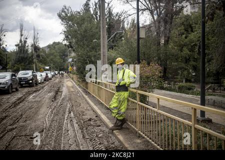 Arbeiter, die das Gebiet einen Tag nach einem Schlammlawinen inspizieren, haben am 1. Februar 2021 eine Strecke in San Jose de Maipo, Chile, getroffen. Die kleine Stadt San Alfonso wurde vollständig zerstört, nachdem sie von dem Sturm getroffen wurde, der den zentralen Teil des Landes traf. (Foto von Felsnase Figueroa/Nurphoto) Stockfoto