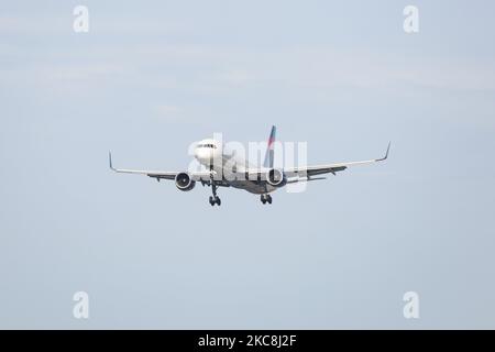 Delta Air Lines Bombardier Boeing 757-200 Flugzeuge wie gesehen ankommen, auf endgültigen Ansatz für die Landung in New York JFK John F. Kennedy International Airport. Das Schmalkarossflugzeug aus dem Jahr B757 war zuvor für TWA Trans World Airlines und AA American Airlines im Einsatz. Die Registrierung die Boing 757 ist N713TW und wird von 2x PW-Düsenmotoren angetrieben. Delta Airlines ist das zweitgrößte der Welt und Mitglied der SkyTeam-Luftfahrtallianz mit Hauptsitz in Atlanta, Georgia. NY, USA am 2.. Februar 2020 (Foto von Nicolas Economou/NurPhoto) Stockfoto