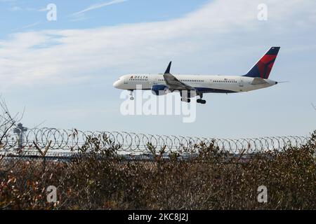 Delta Air Lines Bombardier Boeing 757-200 Flugzeuge wie gesehen ankommen, auf endgültigen Ansatz für die Landung in New York JFK John F. Kennedy International Airport. Das Schmalkarossflugzeug aus dem Jahr B757 war zuvor für TWA Trans World Airlines und AA American Airlines im Einsatz. Die Registrierung die Boing 757 ist N713TW und wird von 2x PW-Düsenmotoren angetrieben. Delta Airlines ist das zweitgrößte der Welt und Mitglied der SkyTeam-Luftfahrtallianz mit Hauptsitz in Atlanta, Georgia. NY, USA am 2.. Februar 2020 (Foto von Nicolas Economou/NurPhoto) Stockfoto