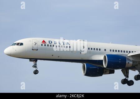 Delta Air Lines Bombardier Boeing 757-200 Flugzeuge wie gesehen ankommen, auf endgültigen Ansatz für die Landung in New York JFK John F. Kennedy International Airport. Das Schmalkarossflugzeug aus dem Jahr B757 war zuvor für TWA Trans World Airlines und AA American Airlines im Einsatz. Die Registrierung die Boing 757 ist N713TW und wird von 2x PW-Düsenmotoren angetrieben. Delta Airlines ist das zweitgrößte der Welt und Mitglied der SkyTeam-Luftfahrtallianz mit Hauptsitz in Atlanta, Georgia. NY, USA am 2.. Februar 2020 (Foto von Nicolas Economou/NurPhoto) Stockfoto