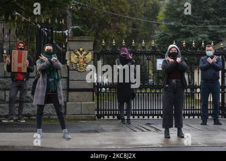 Aktivisten, die während eines Protestes zur Unterstützung des inhaftierten russischen Oppositionsführers Alexej Nawalny vor der russischen Botschaft in Dublin gesehen wurden. Am Dienstag, den 2. Februar 2021, in Dublin, Irland. (Foto von Artur Widak/NurPhoto) Stockfoto