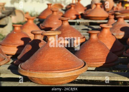 Töpfe aus Terrakotta-Tagine, die am Straßenrand in einer kleinen Werkstatt in Tanger (Tanger), Marokko, Afrika, ausgestellt wurden. (Foto von Creative Touch Imaging Ltd./NurPhoto) Stockfoto