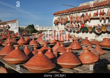 Töpfe aus Terrakotta-Tagine, die am Straßenrand in einer kleinen Werkstatt in Tanger (Tanger), Marokko, Afrika, ausgestellt wurden. (Foto von Creative Touch Imaging Ltd./NurPhoto) Stockfoto