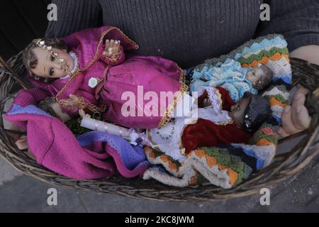 Skulpturen der Virgen de la Candelaria vor der Parroquia de la Candelaria im Büro des Bürgermeisters von Coyoacán, Mexiko-Stadt, anlässlich des Candelaria-Tages, Mehrere Menschen nahmen daran Teil, um das Gotteskind zu segnen oder zu beten und die Zeit zu feiern, die mit dem Zyklus der Weihnachtsfeierlichkeiten in der katholischen Kirche endet. Die Feier steht auch im Zusammenhang mit der Tradition von Teneriffa, Spanien, der Fiesta de las Candelas, oder Kerzen, die aus der Geschichte des Erscheinens der Jungfrau Maria im 14.. Jahrhundert entstanden ist. (Foto von Gerardo Vieyra/NurPhoto) Stockfoto