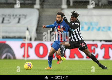 Allan Saint-Maximin von Newcastle United in Aktion mit Andros Townsend von Crystal Palace während des Premier League-Spiels zwischen Newcastle United und Crystal Palace im St. James's Park, Newcastle am Dienstag, den 2.. Februar 2021. (Foto von Mark Fletcher/MI News/NurPhoto) Stockfoto